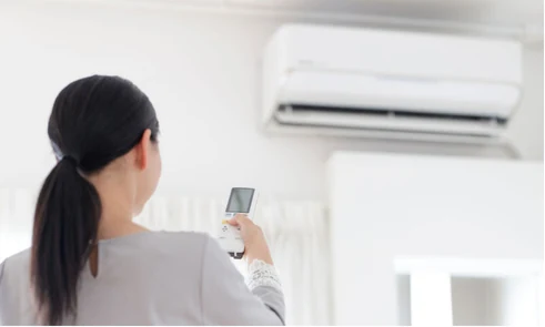 Unité intérieure d’une pompe à chaleur air/air pilotée avec une télécommande