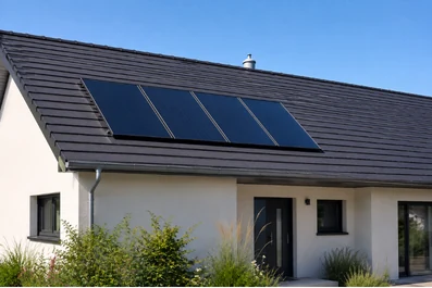 Capteurs solaires thermiques installés sur le toit d’une maison